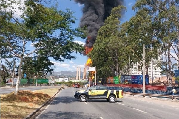 Bombeiros combatem incêndio em caminhão-tanque na avenida Babita Camargos