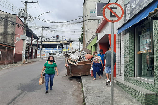 Em Contagem, caçambas de lixo são deixadas até em locais proibidos