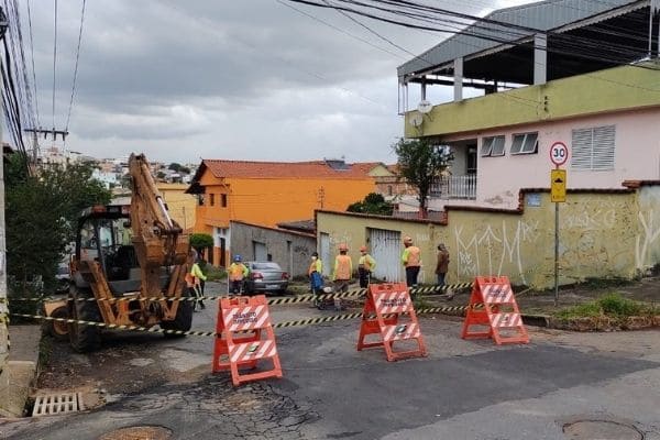 Obra de drenagem interdita quarteirão no Novo Riacho