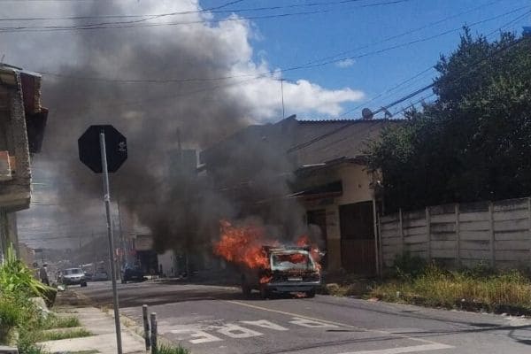 Bombeiros combatem incêndio em veículo no Industrial São Luiz