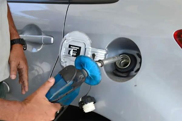 Gasolina passa de R$ 6 em Contagem e RMBH, após reajuste da Petrobrás