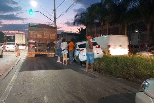 Acidentes de trânsito deixam três feridos em Contagem