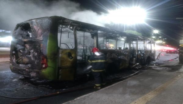 Ônibus é incendiado na avenida João César de Oliveira