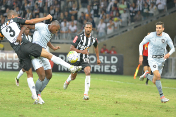 Atlético vence o Botafogo e sobe para a 7ª posição no Brasileirão