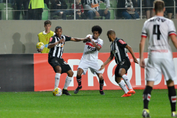 Atlético vence o Santa Cruz e fica a três pontos do líder no Campeonato Brasileiro