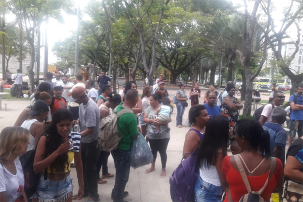 Famílias sem teto de Contagem fazem protesto em BH