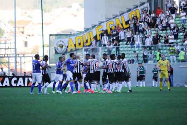 Atlético  vence e torcedores do Cruzeiro  pedem a saída de Mano 