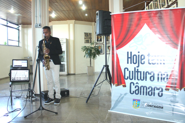 Saxofonista contagense se apresenta na Câmara Municipal