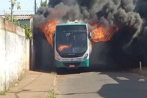 Minas Gerais tem fim de semana de ataques a ônibus