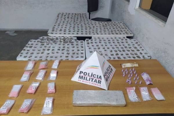 PM apreende mais de 400 buchas de substância semelhante a maconha