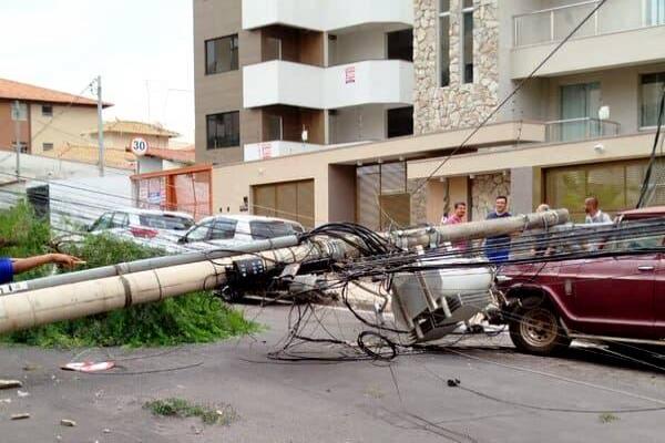 Caminhão derruba postes e deixa bairro sem energia em Contagem