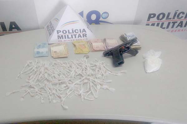 Dupla é presa após oferecer arma a policiais