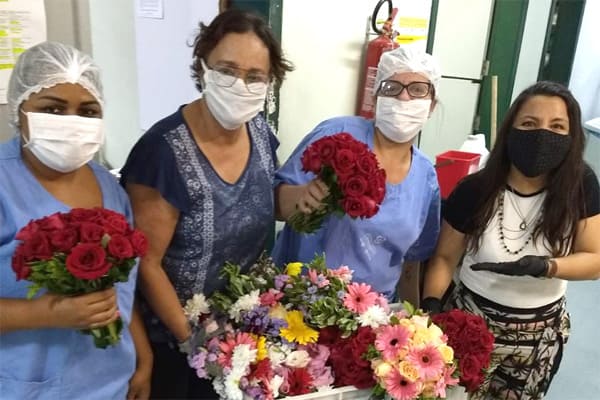 Voluntários homenageiam profissionais da saúde com flores