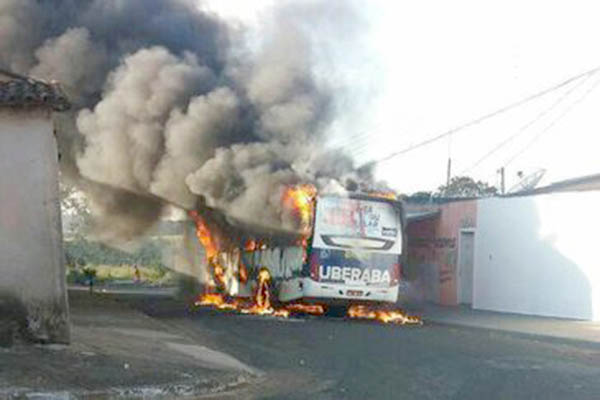 Minas tem segunda noite de ataques a ônibus e prédios