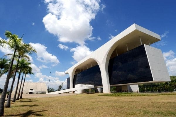 Governo de Minas anuncia antecipação dos salários