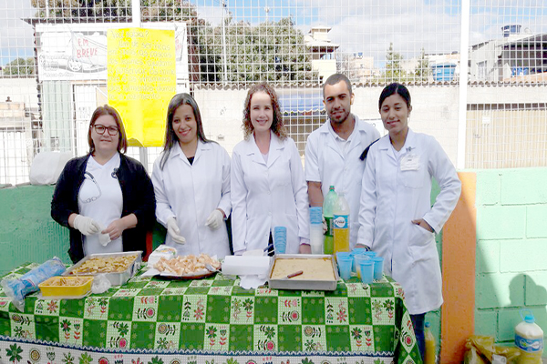 Alunos de Enfermagem orientam comunidade a reaproveitar alimentos