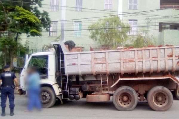 Homem é preso por despejar entulhos na Vila Barraginha