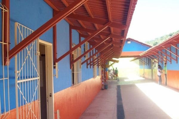 Ataque em escola deixa dois feridos no Vale do Jequitinhonha