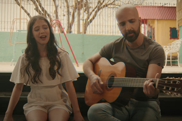 Gustavo Figueiredo celebra sucesso do videoclipe da canção, Tão Bom