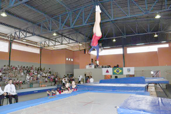 Ginastas contagenses embarcam para mundial na Bulgária