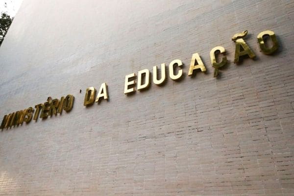 MEC muda para 1º de março aulas presenciais nas universidades federais