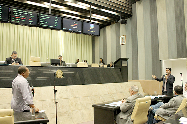 Câmara Municipal cobra posicionamentos de secretarias