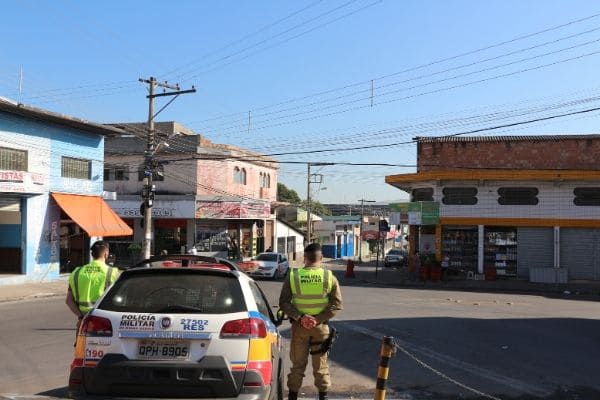 Ação da PM aborda centenas de pessoas em Contagem