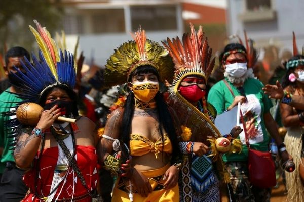 Indígenas marcham pelo centro de Brasília e fazem reivindicações