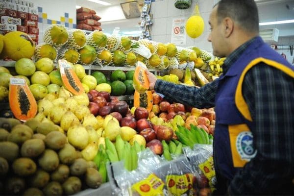 Anvisa atesta segurança de alimentos, mas 23% têm resíduos tóxicos