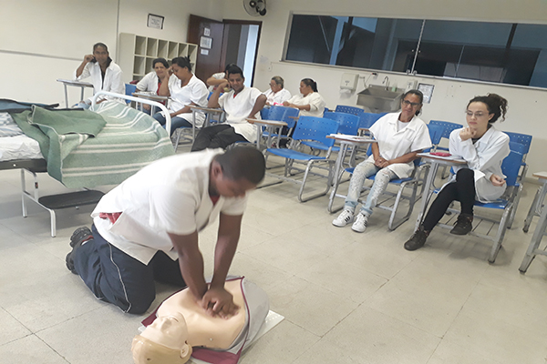 Curso de Assistente em Saúde do Idoso tem aula prática de primeiros-socorros