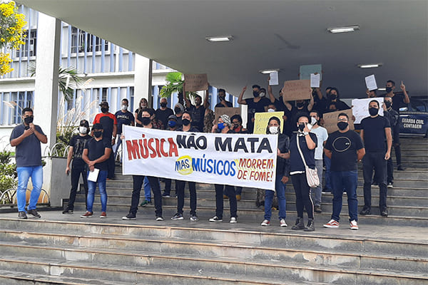 Músicos fazem protesto em frente à prefeitura