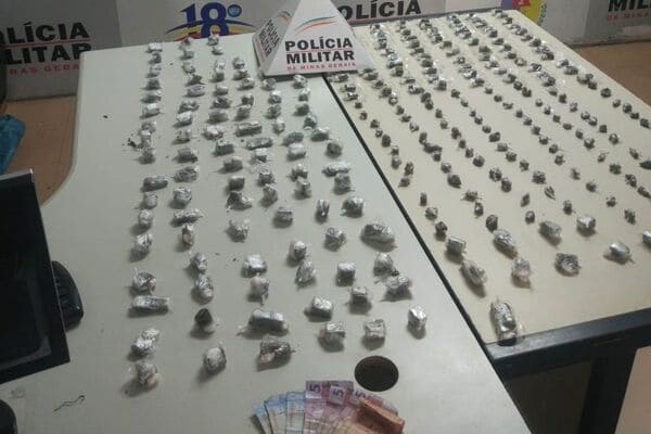 Jovem é apreendido com 304 buchas de maconha