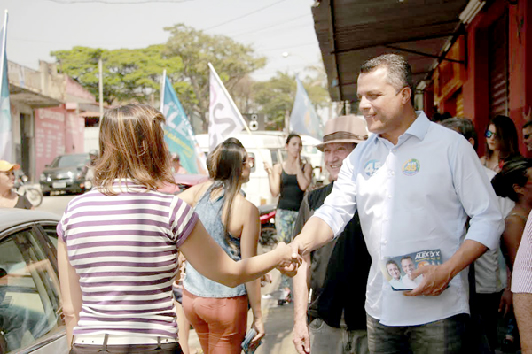 Alex de Freitas participa de caminhada no Industrial