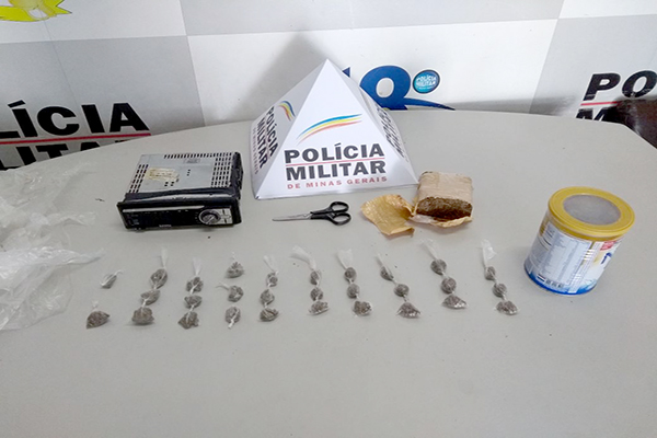 Suspeitos de tráfico fogem da PM e deixam droga para trás