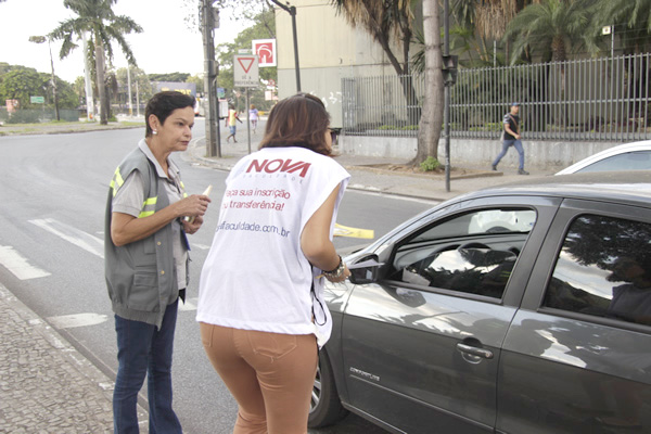 Estudantes promovem ação da campanha Maio Amarelo