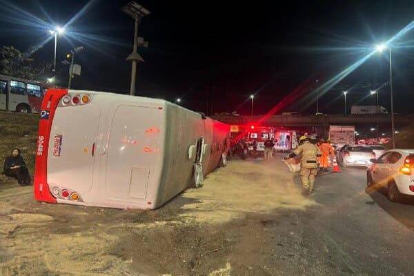 Ônibus tomba na BR-040 em Contagem e deixa cinco feridos