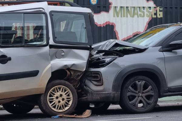 Motorista dorme ao volante e causa acidente com três veículos em Contagem