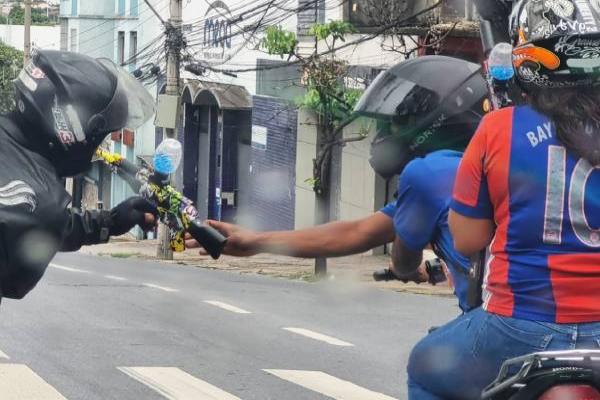 Casal é flagrado transportando arma de airsoft de forma irregular 