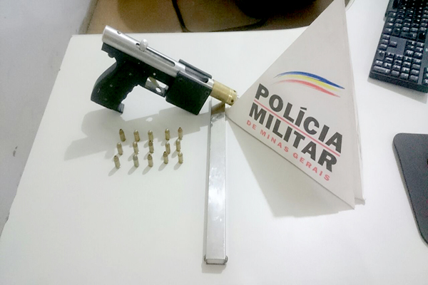 PM apreende armas e distintivos policiais em imóvel em Contagem