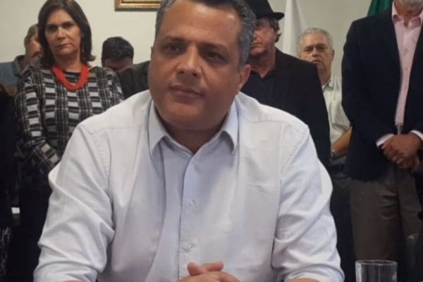 Em coletiva de imprensa, prefeito de Contagem nega irregularidades