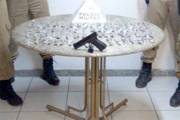 Réplica de arma e maconha são apreendidas após denúncias