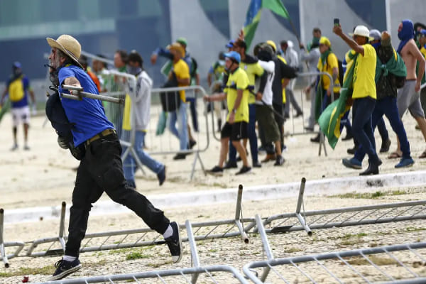 STF analisa denúncia contra Bolsonaro e aliados por tentativa de golpe