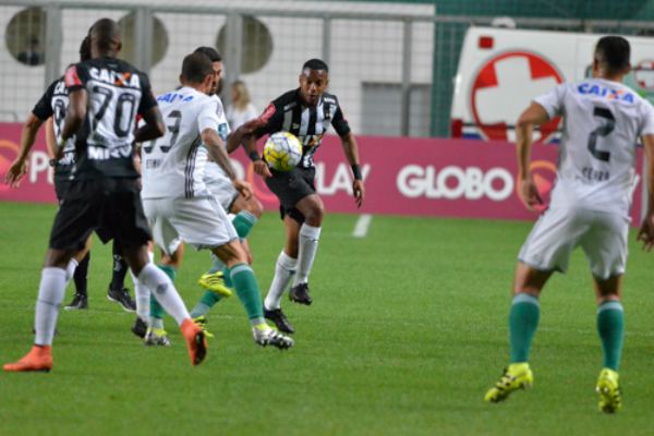 Atlético vence o Coritiba em casa e fica a três pontos do G4