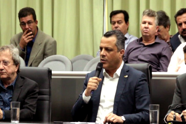 Prefeito se defende de acusações e contra ataca 