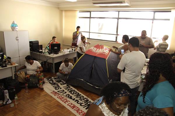 Câmara Municipal é ocupada por servidores da saúde