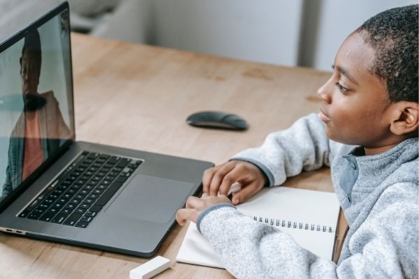 Modelo de ensino híbrido é debatido em Contagem