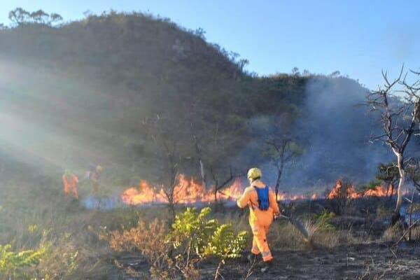 Incêndio na Serra do Cipó mobiliza Bombeiros e Brigadistas em operações de combate