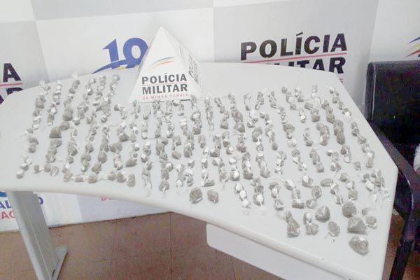 PM encontra mais de 300 buchas de maconha em bolsa