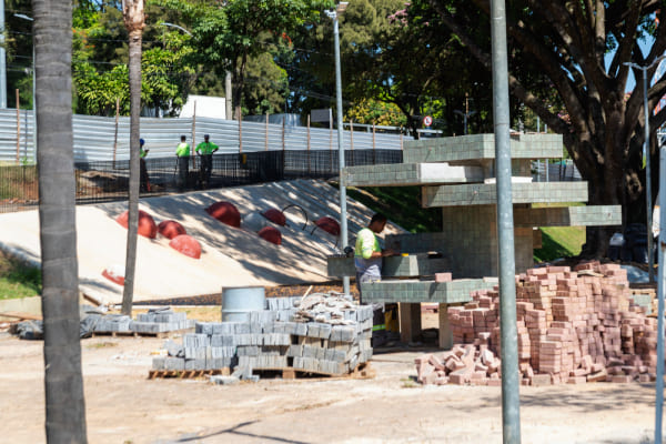 Praça Tancredo Neves, fechada desde fevereiro de 2024, será reaberta em abril