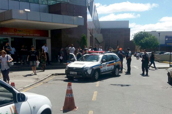 Cliente impede assalto em centro de compras